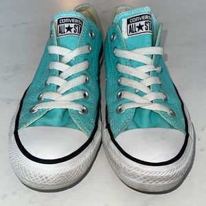 Women’s Chuck Taylors All Star Classic Low Top Sneakers Size 7